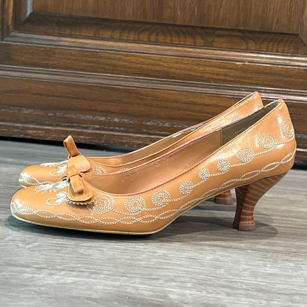 Franco Sarto Vintage Style Embroidered Kitten Heel Pump Tan Leather Size 8M